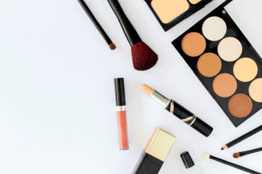 Makyaj malzemeleri beyaz masa arkasında, ışığın üzerinde, üst görünümde