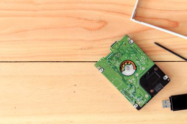 harici sabit disk ahşap tablo üzerinde, ışık üzerinde metin için boşluk