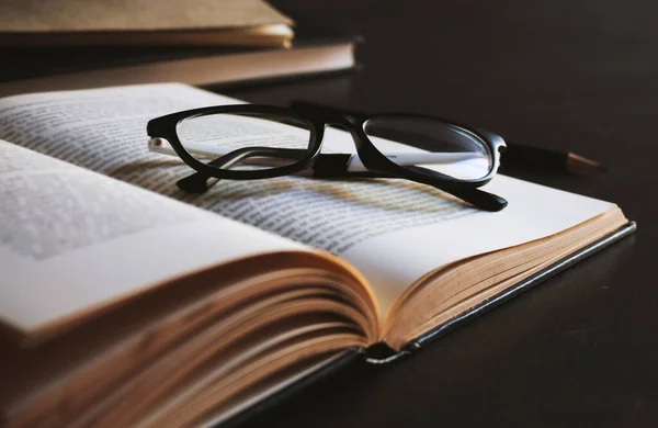 Γυαλιά Και Βιβλίο Ξύλινο Τραπέζι Ζεστά Χρώματα Πτώση Soft Εστίαση — Φωτογραφία Αρχείου