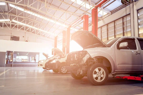 Autoreparaturstation Mit Soft Fokus Hintergrund Und Über Licht — Stockfoto