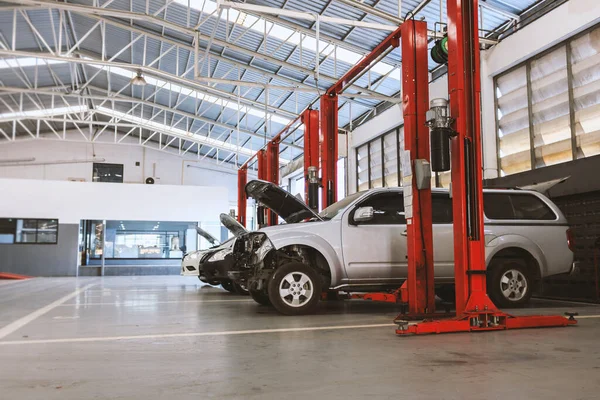 Autoreparaturstation Mit Soft Fokus Hintergrund Und Über Licht — Stockfoto