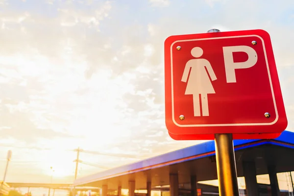 Estacionamiento Para Las Mujeres Firmar Con Más Luz Del Sol —  Fotos de Stock