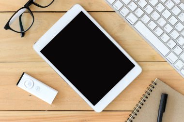 Metin alanı olan ofis çalışma yeri, ofis malzemeleri ile ahşap masa tablet, masaüstü bilgisayar ve kitap, üst görünüm, ışık üzerinde