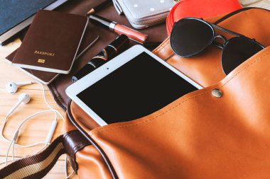 Tatillerdeki modern genç bayan ya da kızın en önemli manzarası. Ahşap zemin üzerinde kadınların yaz tatili aksesuarları. Işığın üstünde