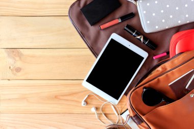 Tatillerdeki modern genç bayan ya da kızın en önemli manzarası. Ahşap zemin üzerinde kadınların yaz tatili aksesuarları. Işığın üstünde