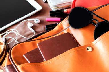 Tatillerdeki modern genç bayan ya da kızın en önemli manzarası. Ahşap zemin üzerinde kadınların yaz tatili aksesuarları. Işığın üstünde