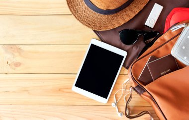 Tatillerdeki modern genç bayan ya da kızın en önemli manzarası. Ahşap zemin üzerinde kadınların yaz tatili aksesuarları. Işığın üstünde