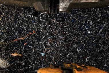 Arka planda hafif odaklı hurda metal. ışık üzerinde