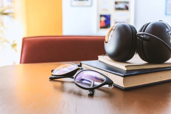 Bril Boek Houten Tafel Met Soft Focus Achtergrond Licht — Stockfoto