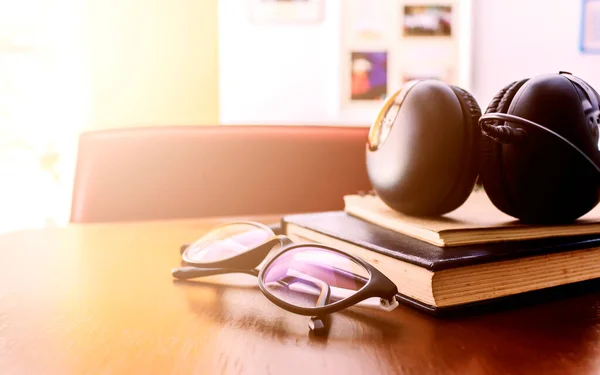 Bril Boek Houten Tafel Met Soft Focus Achtergrond Licht — Stockfoto