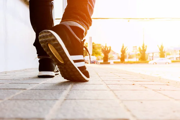 Hipster Die Auf Der Straße Spazieren Hintergrund Weich Fokussiert Über — Stockfoto