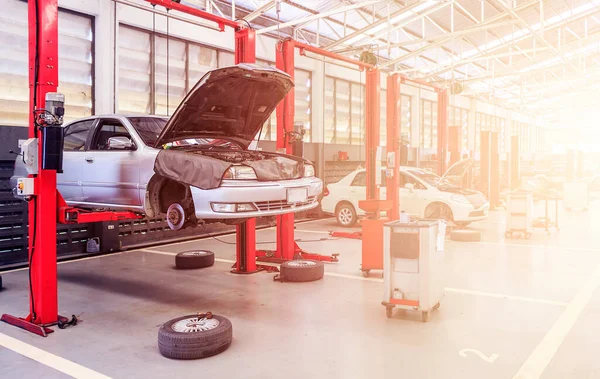 Autoreparaturstation Mit Soft Fokus Hintergrund Und Über Sonnenlicht — Stockfoto