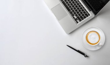 Kahve fincanı, klavye ve çalışma programı beyaz masa arkasında olan çalışma masası çalışma alanının en üst görüntüsü. düz yat