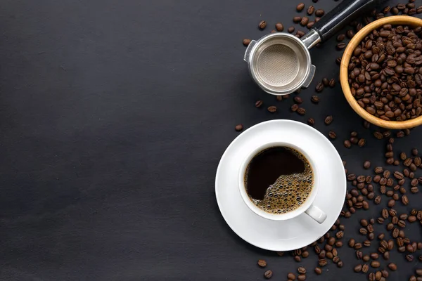 Taza Café Frijol Sobre Fondo Mesa Madera Negro Vista Superior —  Fotos de Stock