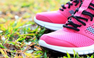 Koşu ayakkabıları pembe. bulanık ve odak arkaplanı seç