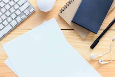 Ofis malzemeleri ahşap masada. ışık üzerinde