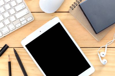 Ofis malzemeleri ahşap masada. ışık üzerinde