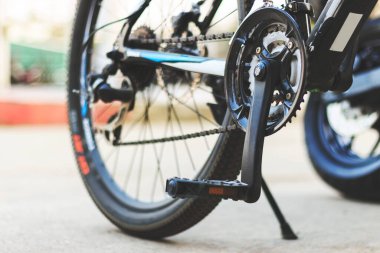 motorsiklet arka planda ve ışığın üzerinde yumuşak odaklı yakın çekim