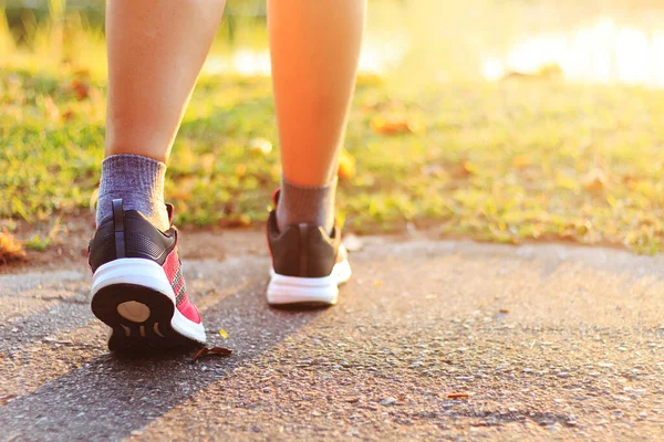 Mujeres Primer Plano Corriendo Orillas Del Lago Corriendo Con Colores — Foto de Stock