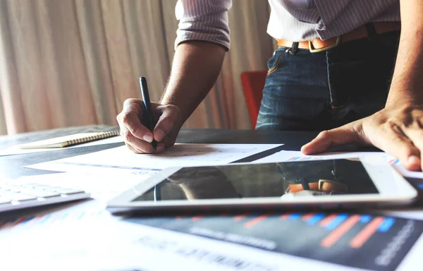 Hombre Gerente Poner Sus Ideas Escribir Plan Negocios Lugar Trabajo — Foto de Stock