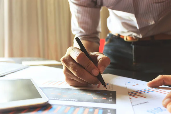 Hombre Gerente Poner Sus Ideas Escribir Plan Negocios Lugar Trabajo — Foto de Stock