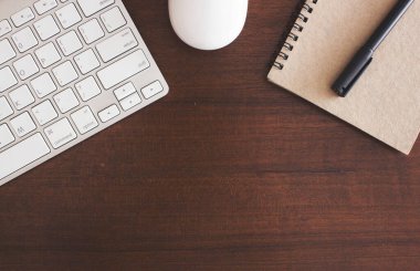 Ofis masası ahşap, bilgisayar, not defteri, ahşap arka plan konsepti. kopyalama alanı. Üst görünüm abd üzeri ışık