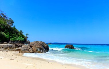 Andaman Denizi 'nin güzelliği. Mai Ton Adası, Phuket, Tayland Yumuşak odaklı ve ışığın üzerinde