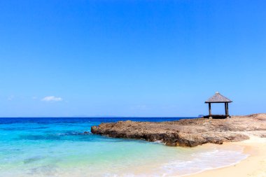 Mai Ton adasındaki güzel sahil ve tropikal deniz, Phuket, Tayland yumuşak odaklı ve ışığın üzerinde