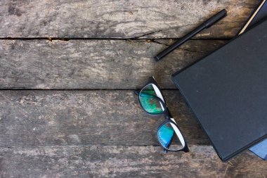 Bardaklar ve kitap ahşap masa üzerinde sıcak sonbahar renkleri, arka planda yumuşak odak ve ışık 09 üzerinde