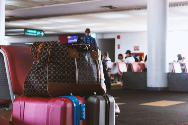 Primer Grupo Equipaje Terminal Del Aeropuerto Con Fondo Borroso Gente — Foto de Stock