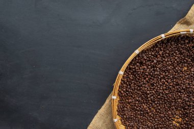 Siyah ahşap zemin üzerinde kahve çekirdeği. Üst Manzara. Metin için boşluk