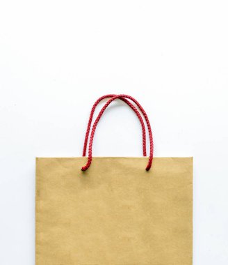 Beyaz arka planda alışveriş çantası. Metin için boşluk. düz yat