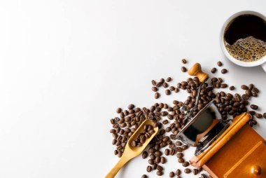 Beyaz masa arkasında bir fincan kahve ve fasulye. en üstteki görünüm