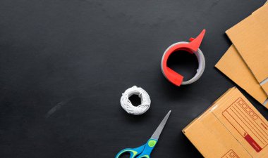 Siyah ahşap arka planda aksesuarlar. İnternette satmak. alışveriş kavramı