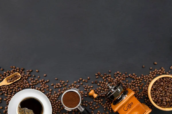 Café Quente Feijão Moedor Mão Fundo Mesa Branca Espaço Para — Fotografia de Stock