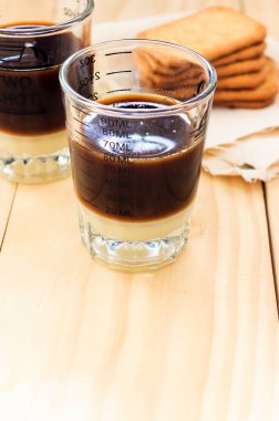 Ahşap bir masada bir fincan espresso, ılık sonbahar renkleri, arka planda yumuşak bir odak. ışık üzerinde