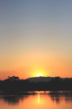 Güzel çatı penceresi günbatımı. Doğa bileşimi. Aydınlık