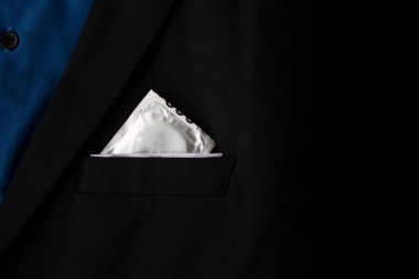 AIDS ve HIV konseptini durdur. Siyah takım elbiseli prezervatifler.