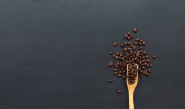 Siyah ahşap zemin üzerinde kahve çekirdeği. Üst Manzara. Metin için boşluk