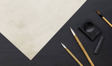 Japon geleneksel yazı fırçasını siyah masaya yakın çekim. Üst Manzara. düz yat