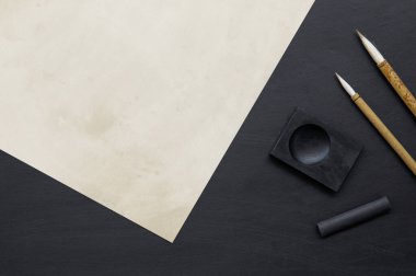 Japon geleneksel yazı fırçasını siyah masaya yakın çekim. Üst Manzara. düz yat