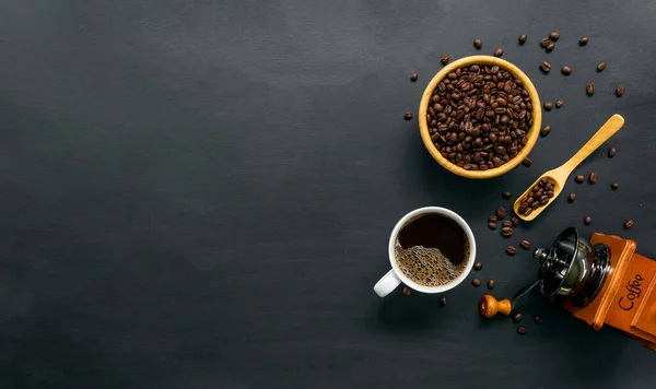 Café Caliente Frijol Molinillo Mano Sobre Fondo Mesa Negro Espacio — Foto de Stock