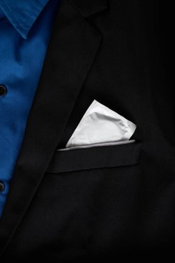 AIDS ve HIV konseptini durdur. Siyah takım elbiseli prezervatifler.