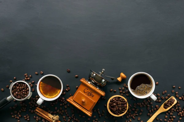 Café Quente Feijão Moedor Mão Fundo Mesa Preta Espaço Para — Fotografia de Stock