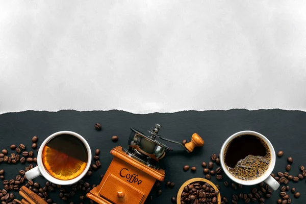 Heißer Kaffee Bohnen Und Handmühle Auf Schwarzem Tischhintergrund Raum Für — Stockfoto