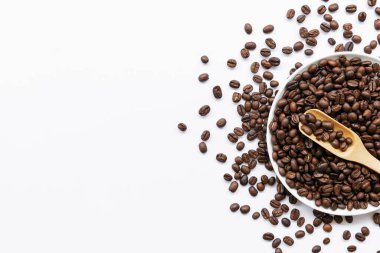 kahve çekirdeği beyaz masa arkasında. Üst Manzara. Metin için boşluk