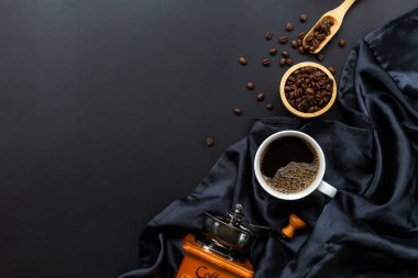 Siyah arka plan üzerine bir fincan kahve ve kitap. Üst Manzara. Metin için boşluk