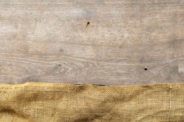 Eski ahşap arkaplanda çuval bezi. en üstteki görünüm