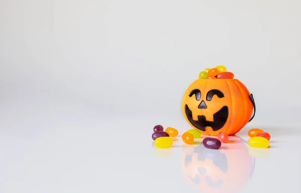 Bunte Bonbons Kürbiseimer Auf Weißem Tischhintergrund Halloween Konzept — Stockfoto