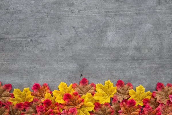 Bunte Herbstliche Plastikblätter Auf Altem Holzboden Ansicht Von Oben Flache — Stockfoto